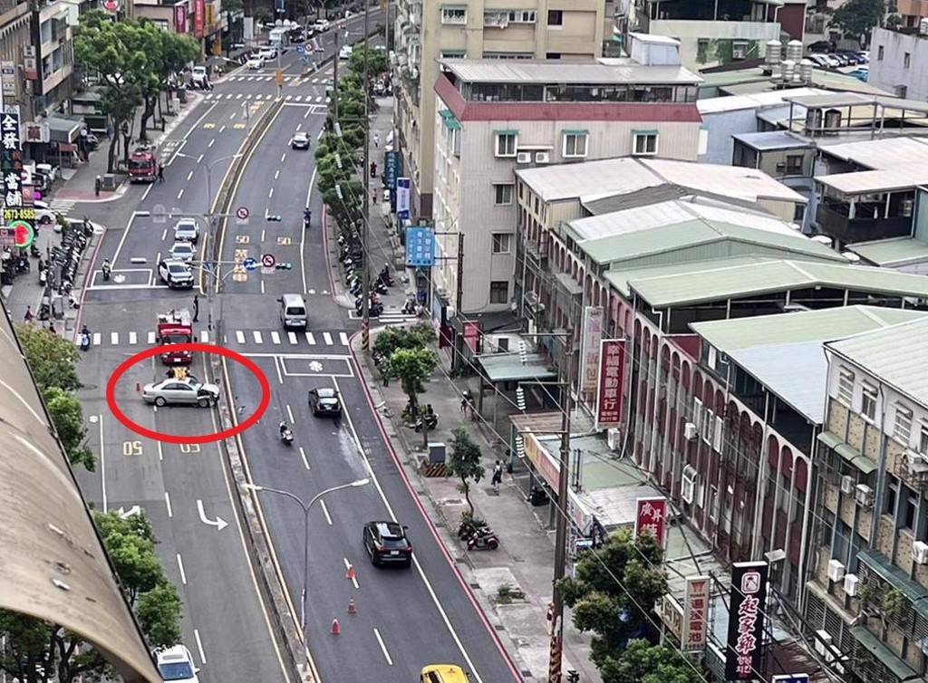 新北一校门口汽车撞3人死亡 78岁司机疑似醉驾