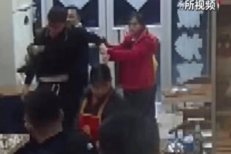 被打后还手是不是互殴<strong></p>
<p>油塔虚拟币</strong>?“小案”也适用正当防卫