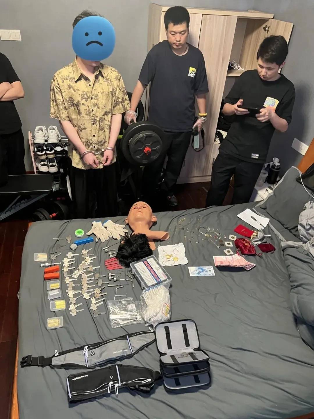 江苏一男子戴仿真“人皮”面具入室盗窃<strong></p>
<p>虚拟币账款</strong>,流窜多个小区作案,涉案金额达15万余元