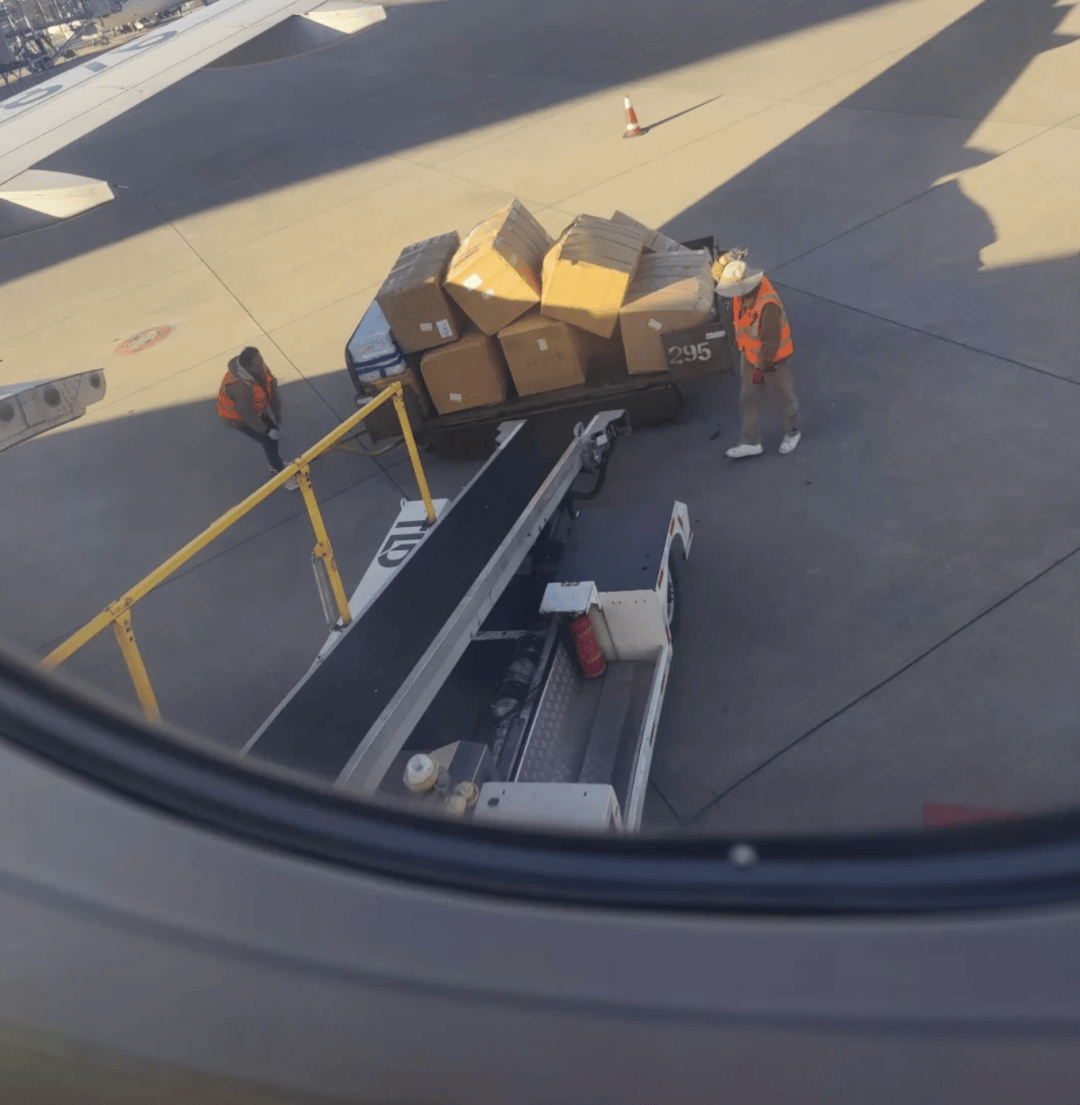 “坐飞机发现旁边放着冷链海鲜”<strong></p>
<p>虚拟币账款</strong>,航空公司兼职送货给出差人整破防了