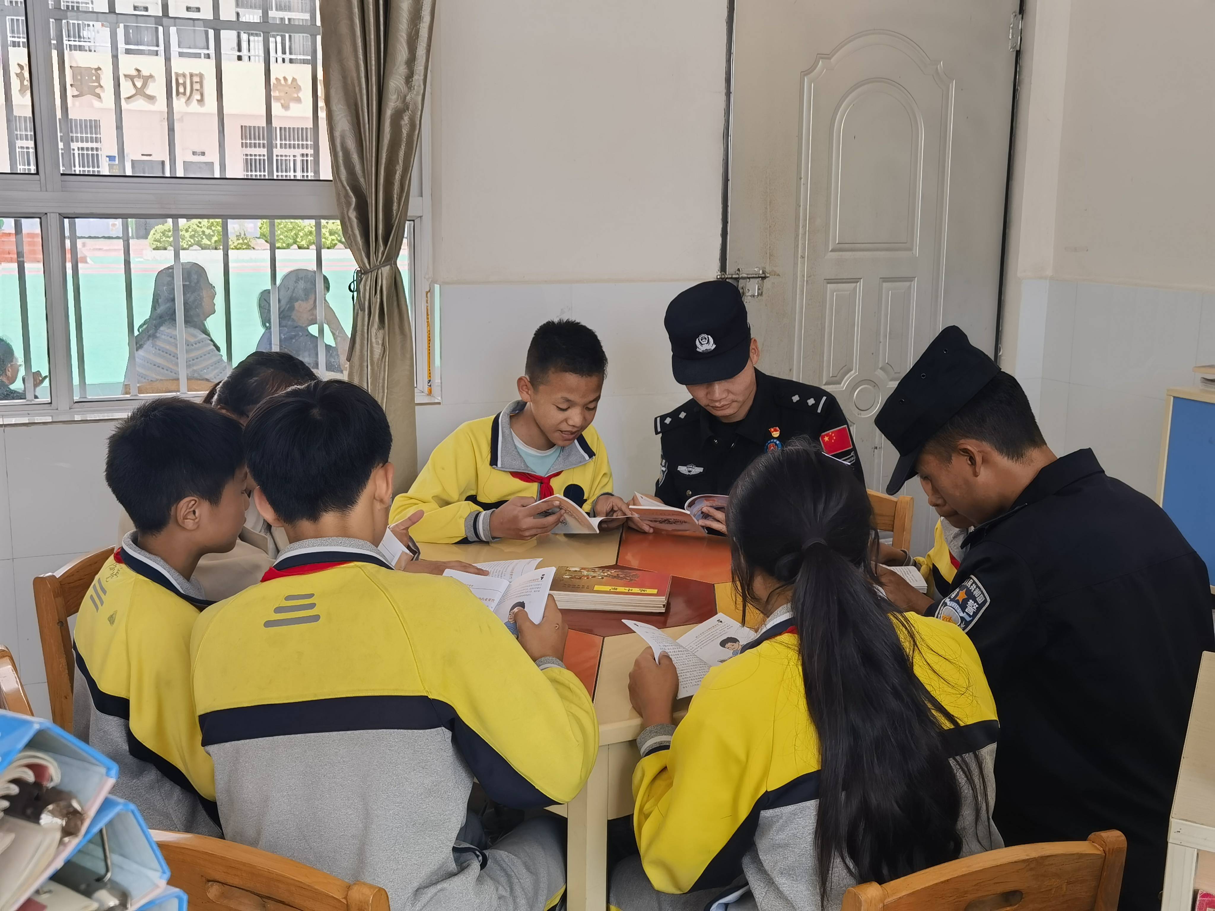 云南怒江:童画里的国门风<strong></p>
<p>虚拟币账款</strong>!片马边境派出所“六一”法治课开讲啦!