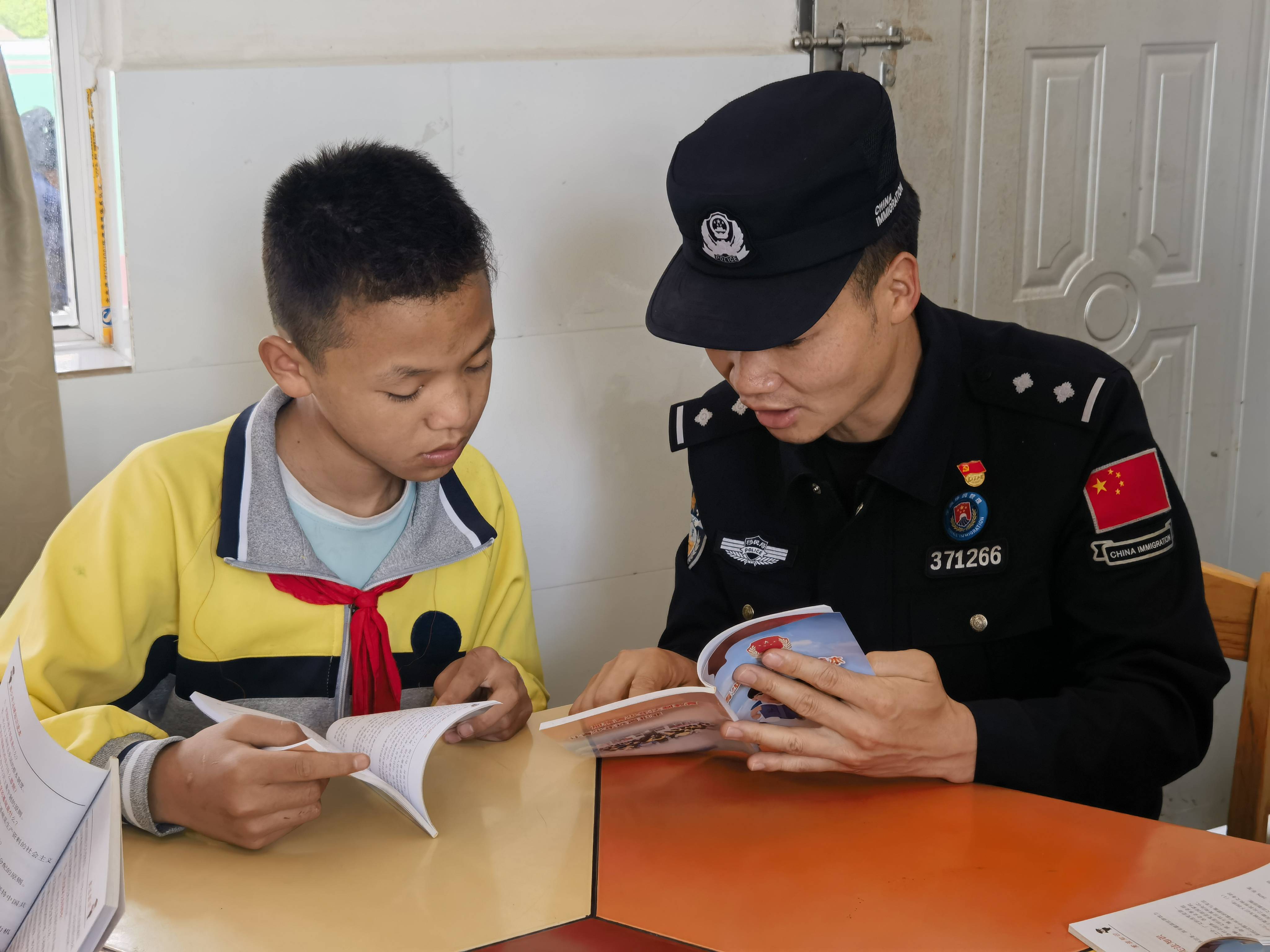 云南怒江:童画里的国门风<strong></p>
<p>虚拟币账款</strong>!片马边境派出所“六一”法治课开讲啦!