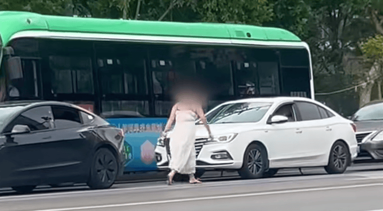 河南一女子路上持械打砸多辆车<strong></p>
<p>拉升虚拟币</strong>,最新回应:已被警方控制