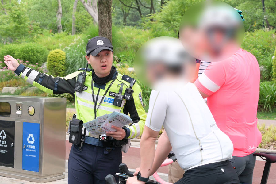 对“暴骑团”出手<strong></p>
<p>拉升虚拟币</strong>!浦东交警严查违法骑行:公路不是竞技场