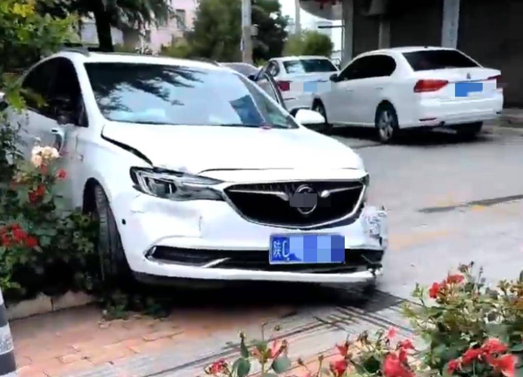 宝鸡一社区女书记当街开车追撵女子撞上电瓶车：两名女子被警方控制<strong></p>
<p>卡通虚拟币</strong>，两名伤者在医院治疗