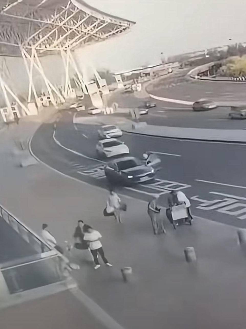 天津滨海机场一司机开门下车被相邻车道来车撞倒<strong></p>
<p>虚拟榴莲币</strong>,车门脱落 交警正调查,律师分析