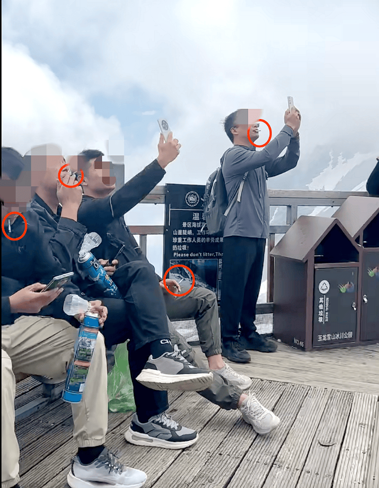 玉龙雪山4500米观景平台上几名男游客手持氧气瓶<strong></p>
<p>虚拟榴莲币</strong>，一边吸氧一边抽烟，景区回应：将加强劝导