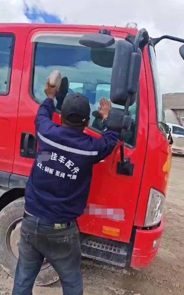 河北卡友青藏线被发现在车内离世<strong></p>
<p>虚拟榴莲币</strong>，救援人员：用石头砸窗才打开车门，他还系着安全带