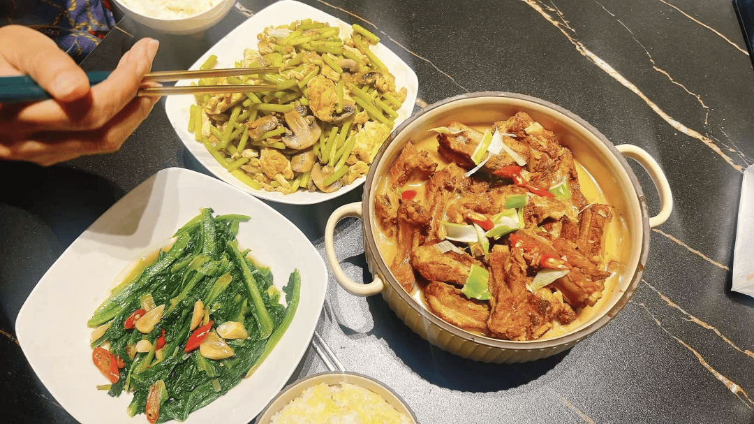 “包月800<strong></p>
<p>虚拟币杀猪</strong>，不谈恋爱”，上门做饭的年轻人有多抢手