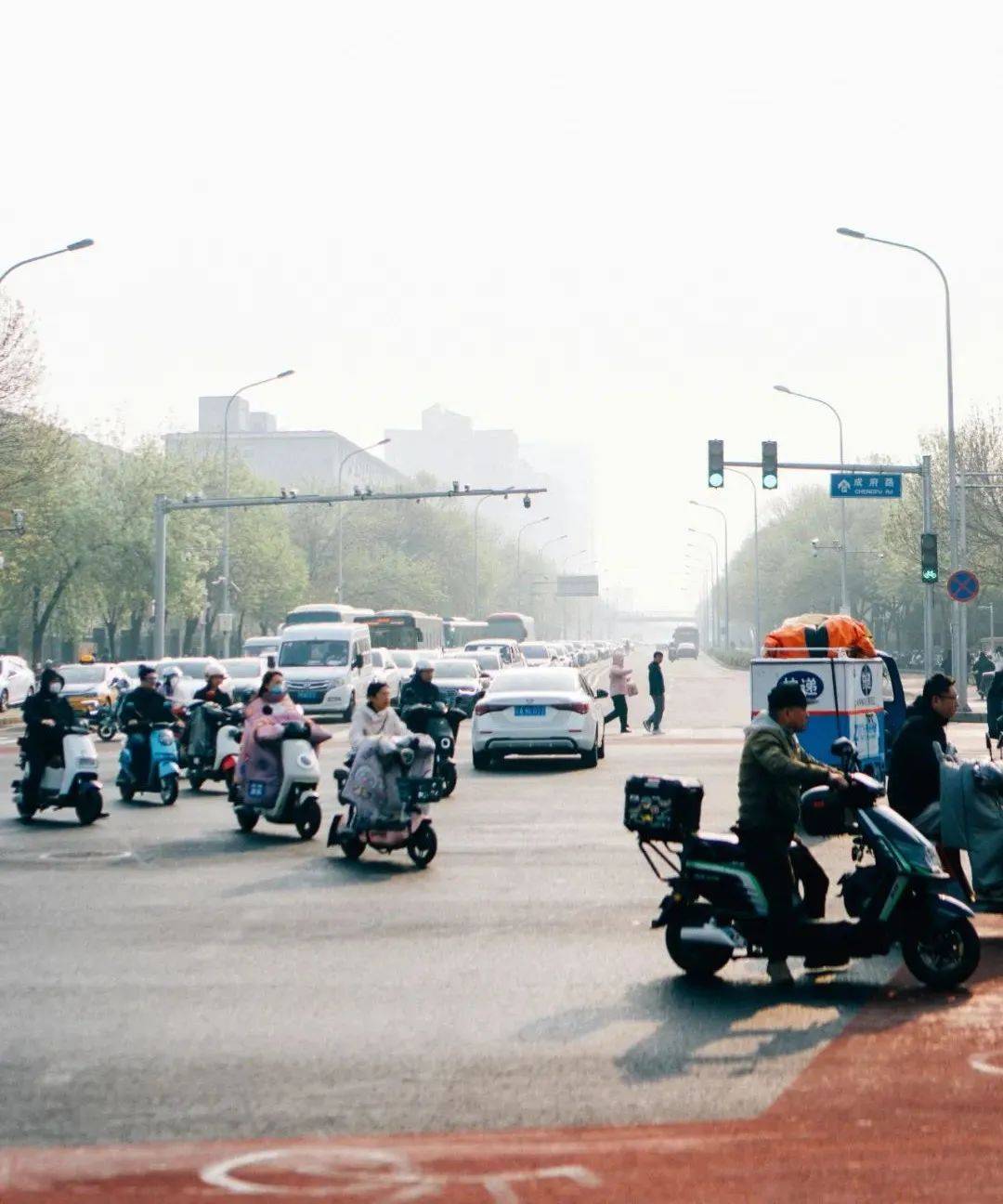 再有钱的北京白领<strong></p>
<p>虚拟币存量</strong>，也得穿“电驴套装”