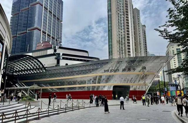 星巴克回应被LV巨轮创飞