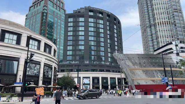 星巴克回应被LV巨轮创飞