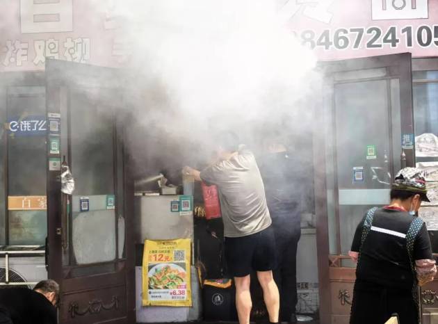 餐饮店突发火情，民警果断破开门冲进火场