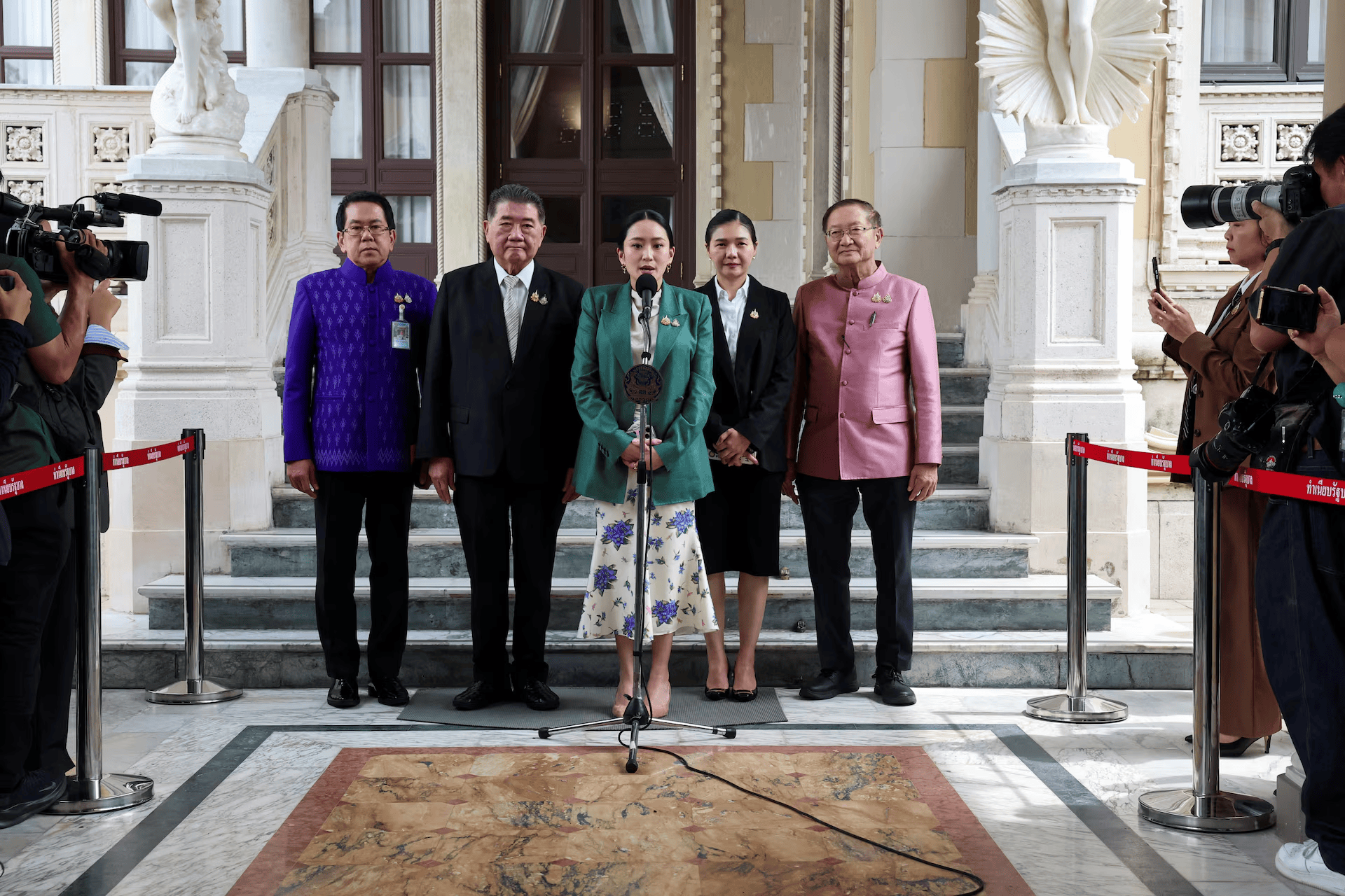 泰国总理回应停职：接受决定，继续申辩