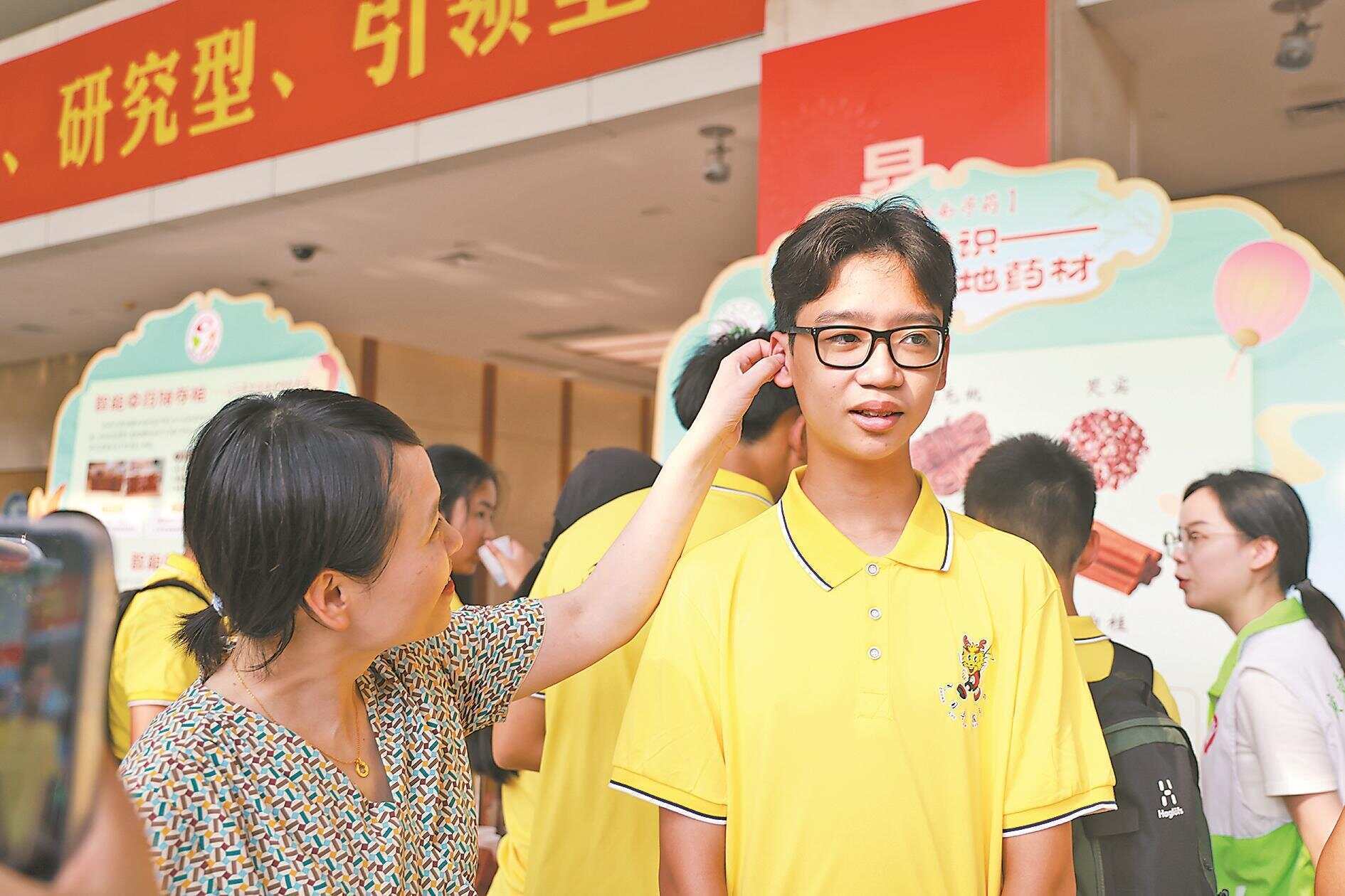 6年后，14岁印尼男孩一眼认出当年为他治病的中医