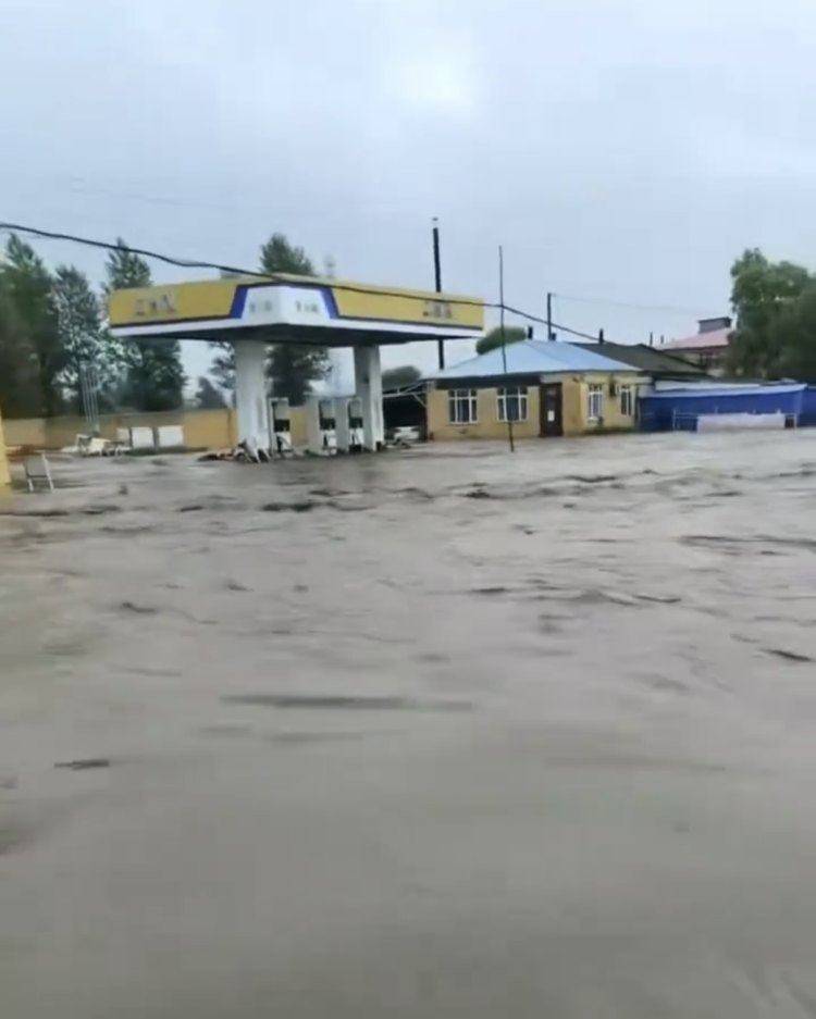 黑龙江青川乡遭遇强降雨，河水外漫致加油站出现积水