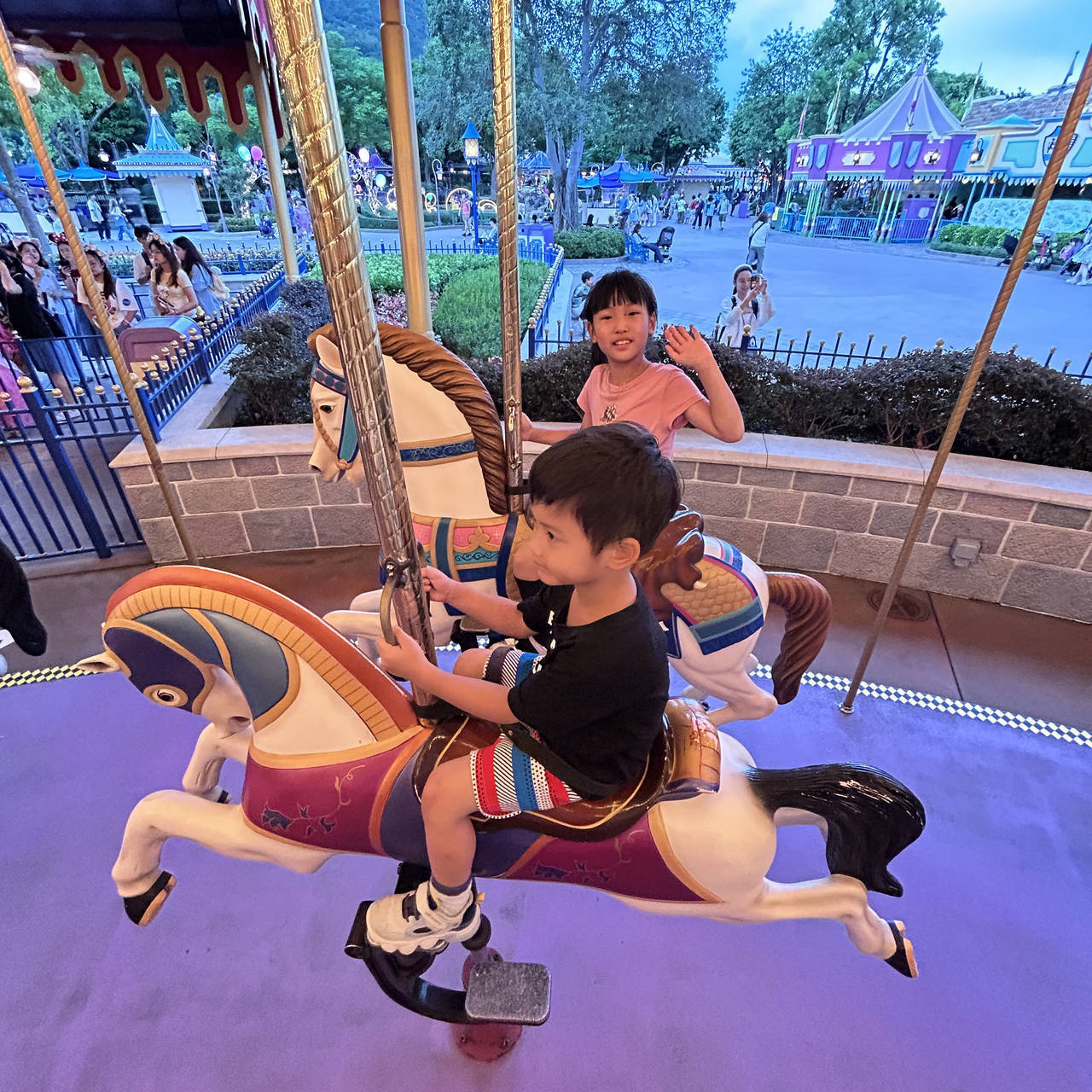 有妈妈包下一截高铁车厢，有妈妈连夜送儿子回老家，暑假来了，你家娃怎么安排？