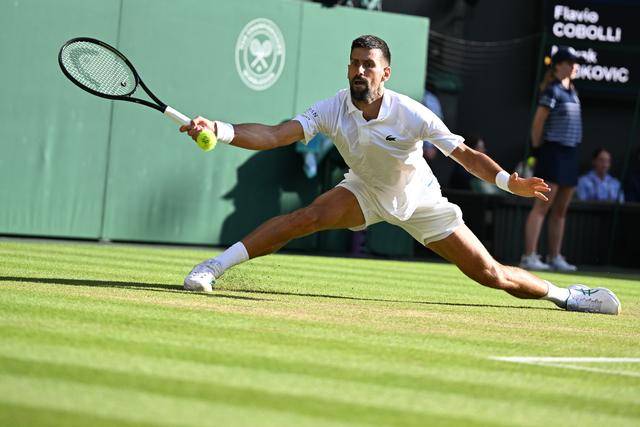 赛点时刻滑倒幸无大碍 德约第14次晋级温网男单四强
