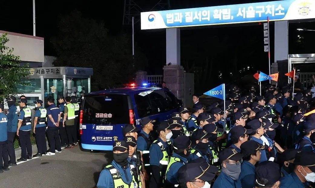 尹锡悦被拘首日菜单曝光<strong></p>
<p>虚拟币bf</strong>，有蒸土豆辣白菜，牢房内部条件：没床没空调，只能打地铺