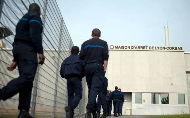 藏在获释狱友行李袋中，法国一20岁囚犯成功越狱，警方全力追捕