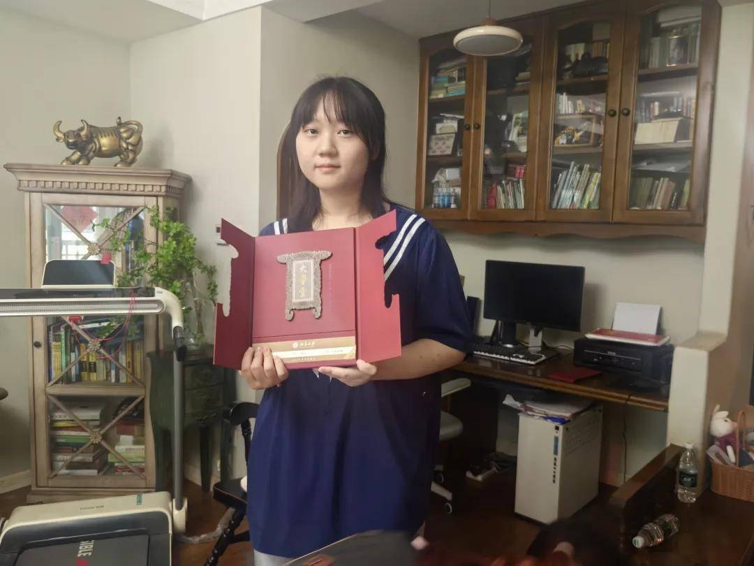 湖北第一个!胡宇秋(女<strong></p>
<p>跨国虚拟币</strong>,武汉学生)收到北大录取通知书