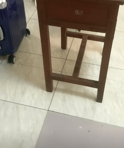 江苏一男子租房陪读<strong></p>
<p>盗币虚拟币</strong>,看到老课桌上几个数字惊了!竟是自己33年前的“伙伴”