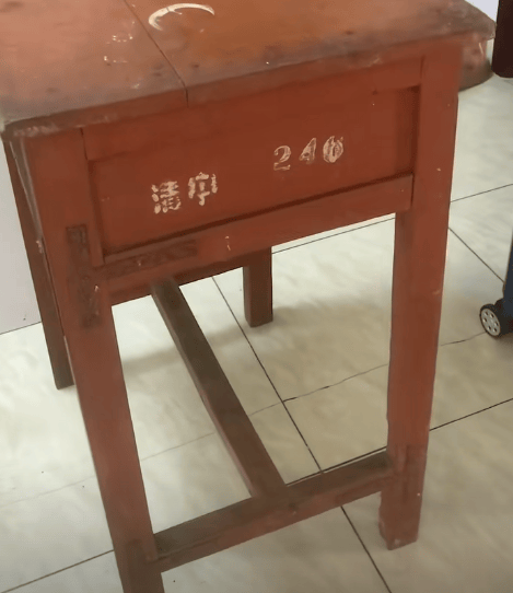 江苏一男子租房陪读<strong></p>
<p>盗币虚拟币</strong>,看到老课桌上几个数字惊了!竟是自己33年前的“伙伴”