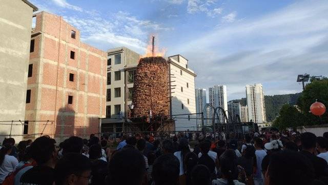 重达15吨！玉溪通海燃起巨型火把