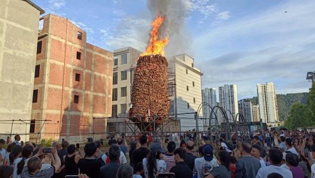 重达15吨<strong></p>
<p>MR虚拟币</strong>!玉溪通海燃起巨型火把