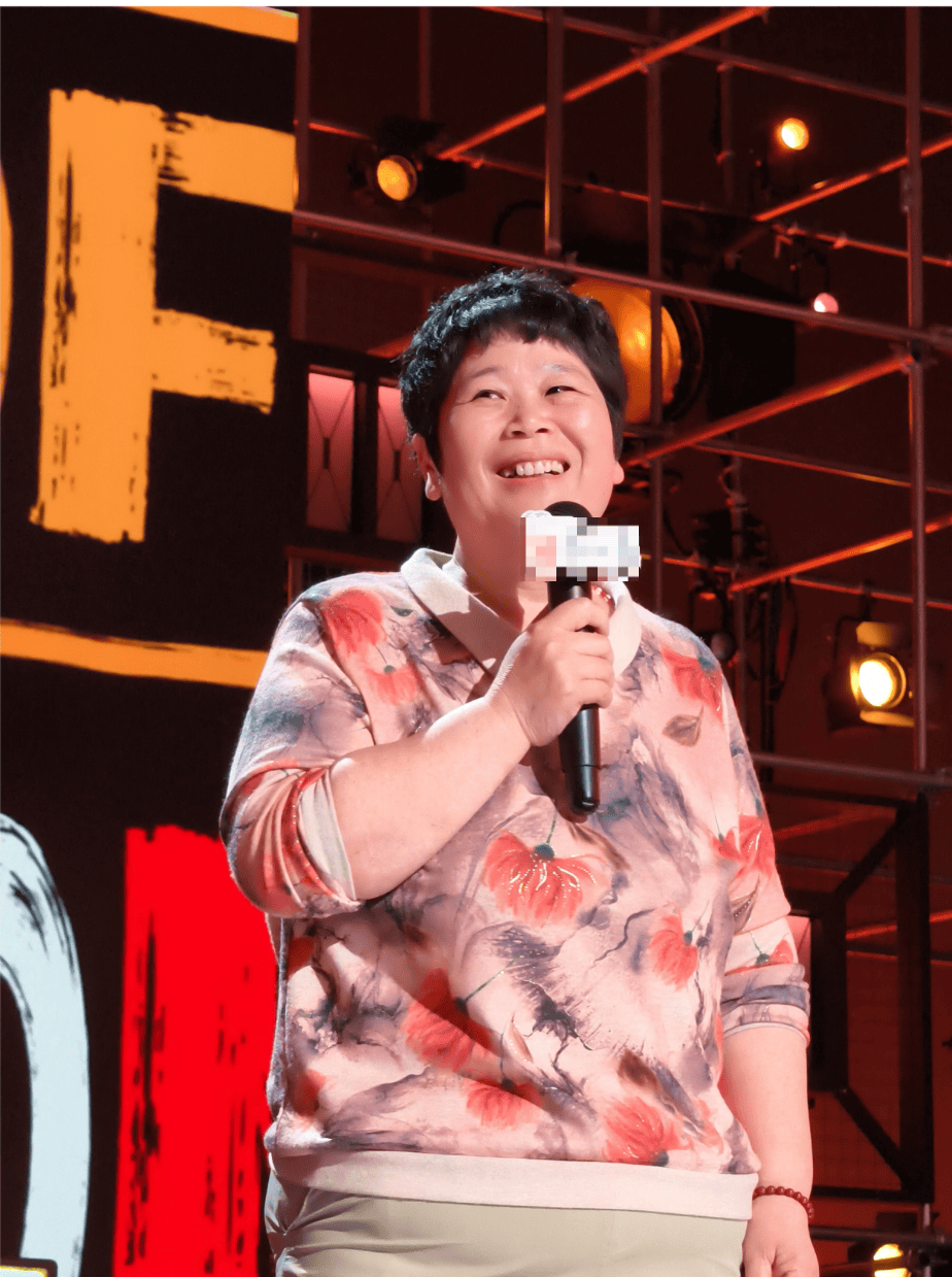 “绝经和出道同时来？”上海街头惊现她的巨幅海报<strong></p>
<p>网赌虚拟币</strong>！网友：笑着笑着就哭了