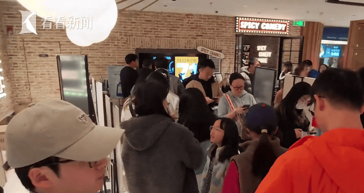 “绝经和出道同时来？”上海街头惊现她的巨幅海报<strong></p>
<p>网赌虚拟币</strong>！网友：笑着笑着就哭了