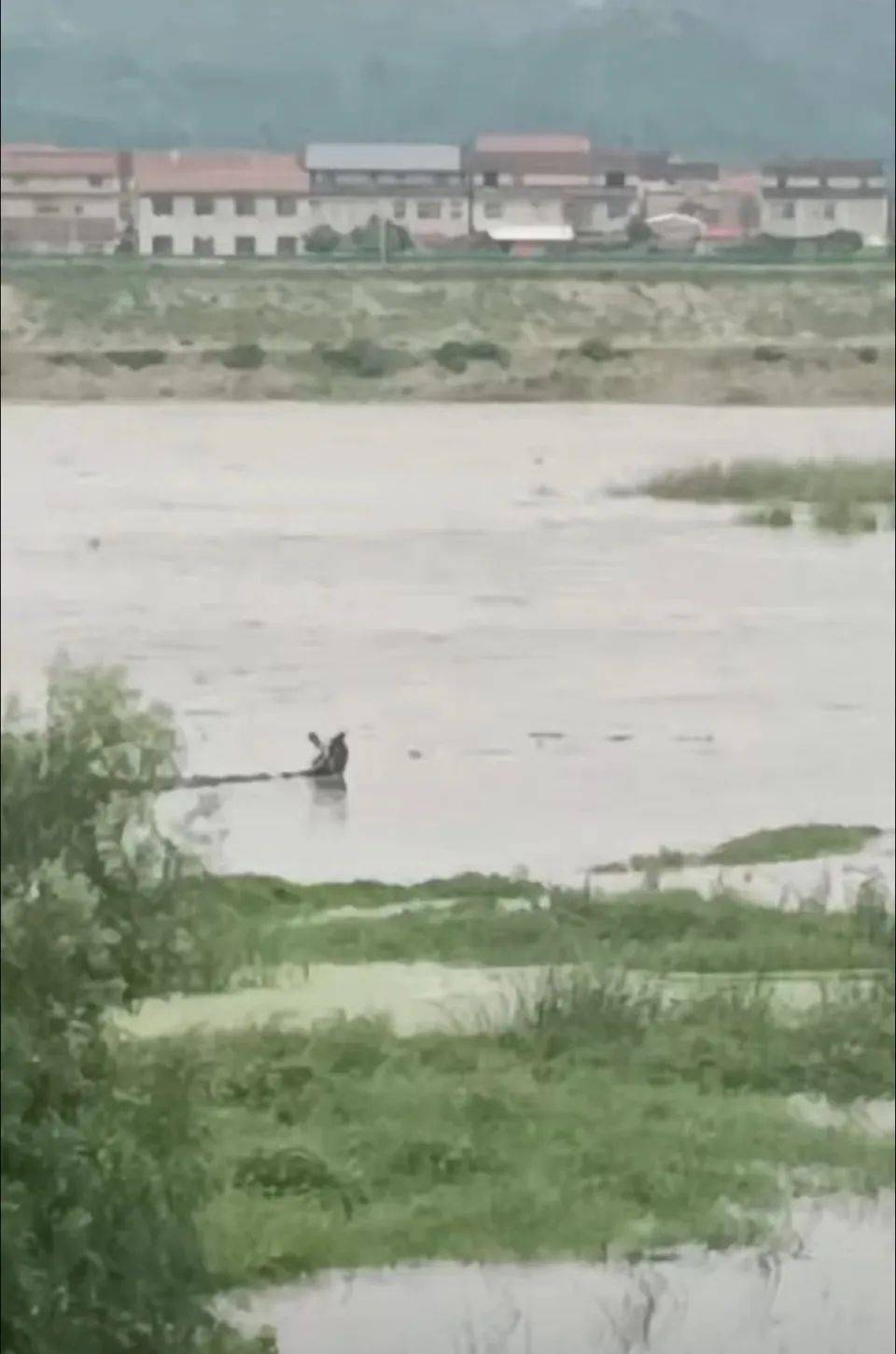 上游泄洪致下游突涨水<strong></p>
<p>网赌虚拟币</strong>，多名钓鱼者被困河中；湖北谷城警方：救起30余人，1人不幸溺亡