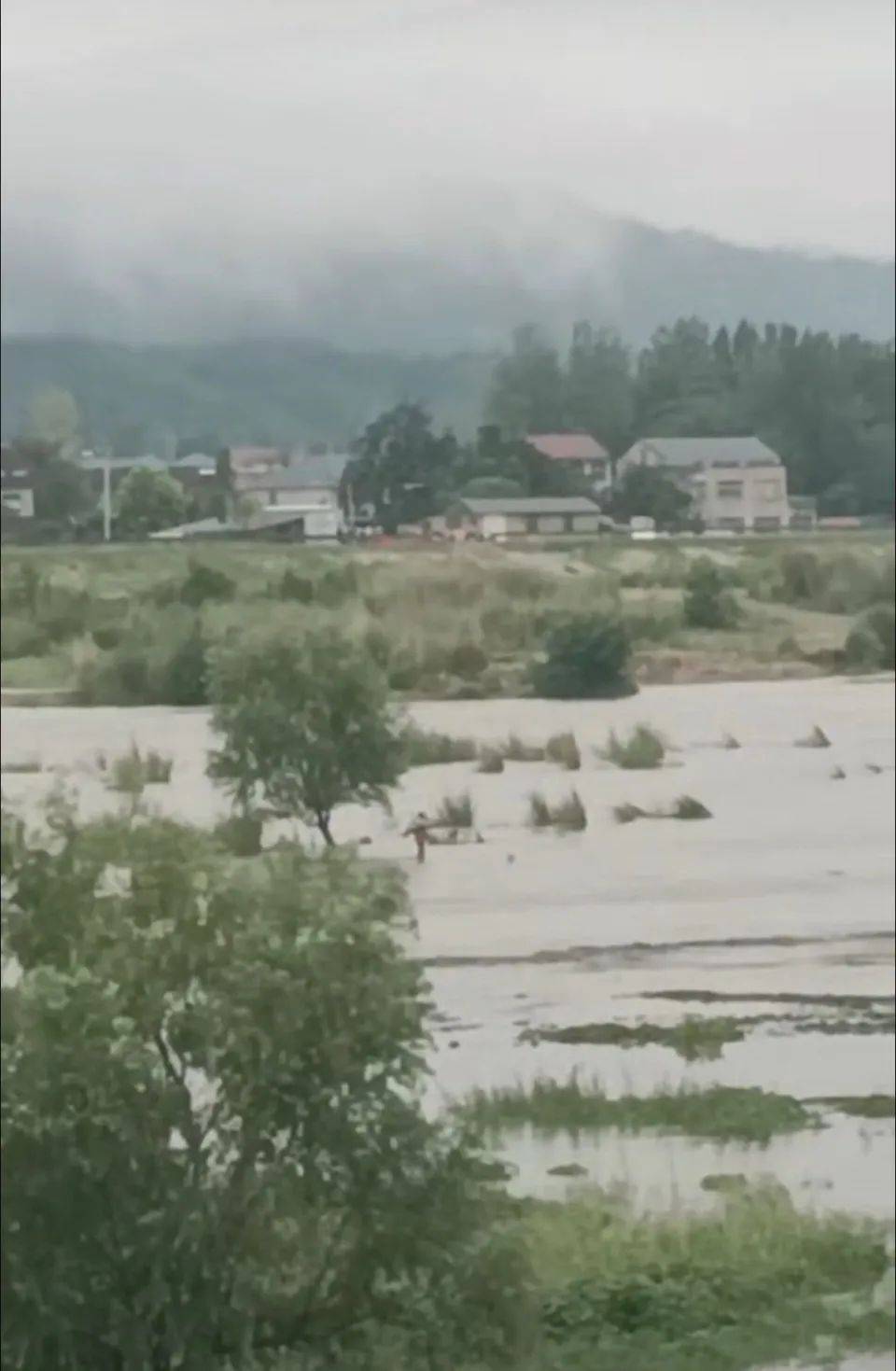 上游泄洪致下游突涨水<strong></p>
<p>网赌虚拟币</strong>，多名钓鱼者被困河中；湖北谷城警方：救起30余人，1人不幸溺亡