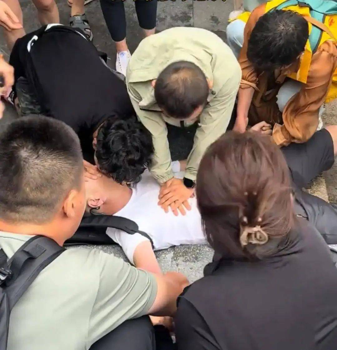 男子爬五台山时不幸身亡<strong></p>
<p>网赌虚拟币</strong>,多名游客曾跪地按压轮流施救