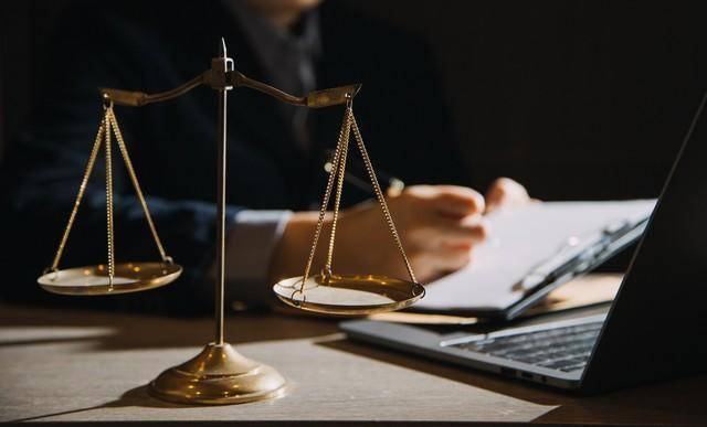 退休教师犯强奸罪获刑8年，被起诉退还多领取的养老金4.3万