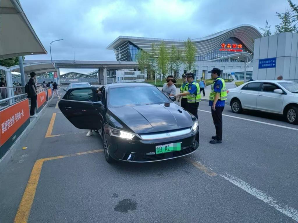 车不动计价器还在“跑”<strong></p>
<p>商家虚拟币</strong>,青岛一辆出租车安装“跑得快”被查处