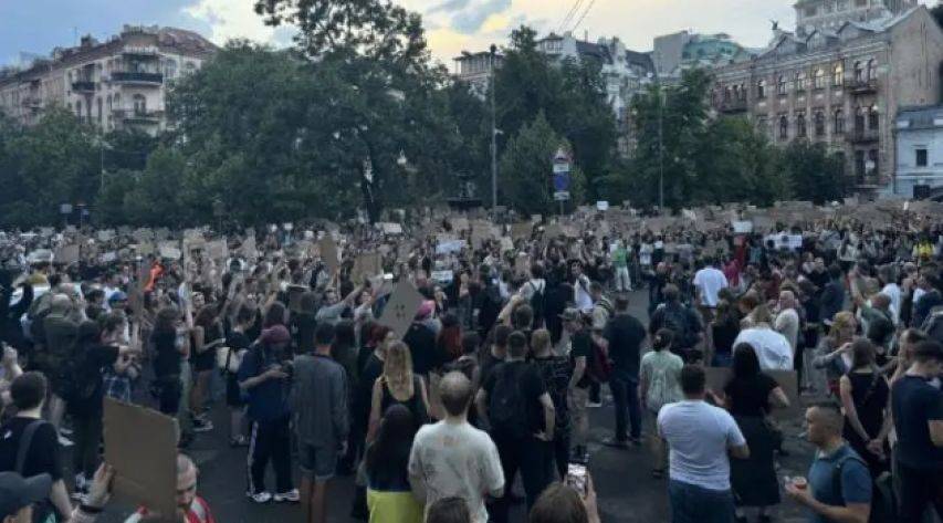 乌克兰爆发大规模抗议，总统府被包围，泽连斯基或火速下台？继任者浮出水面