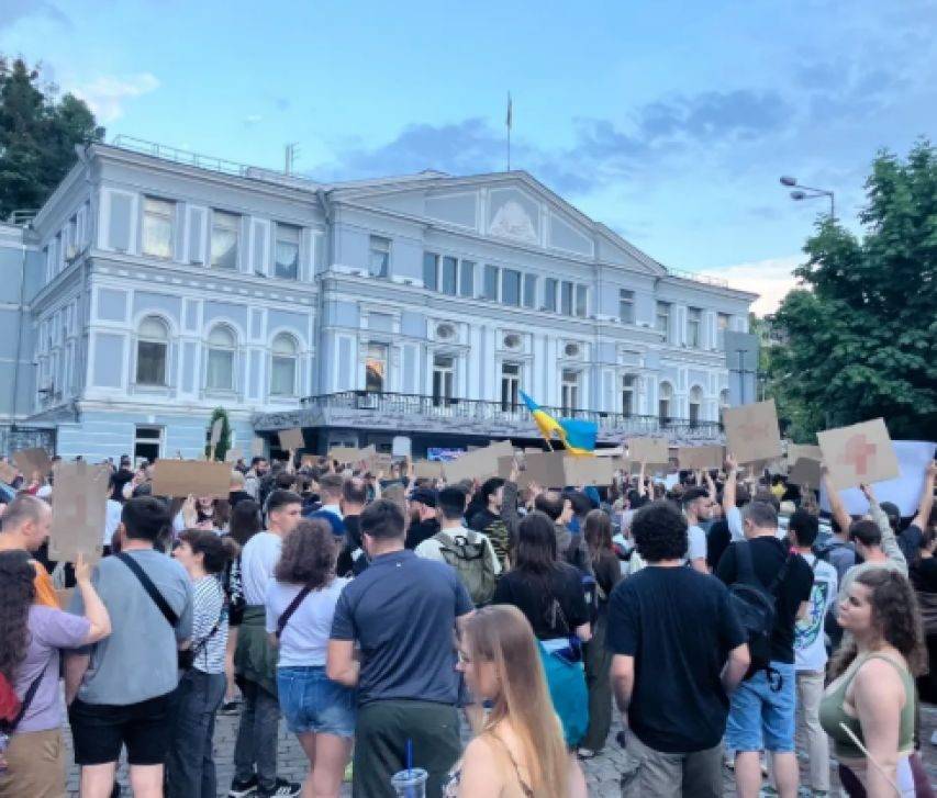 乌克兰爆发大规模抗议<strong></p>
<p>商家虚拟币</strong>,总统府被包围,泽连斯基或火速下台?继任者浮出水面