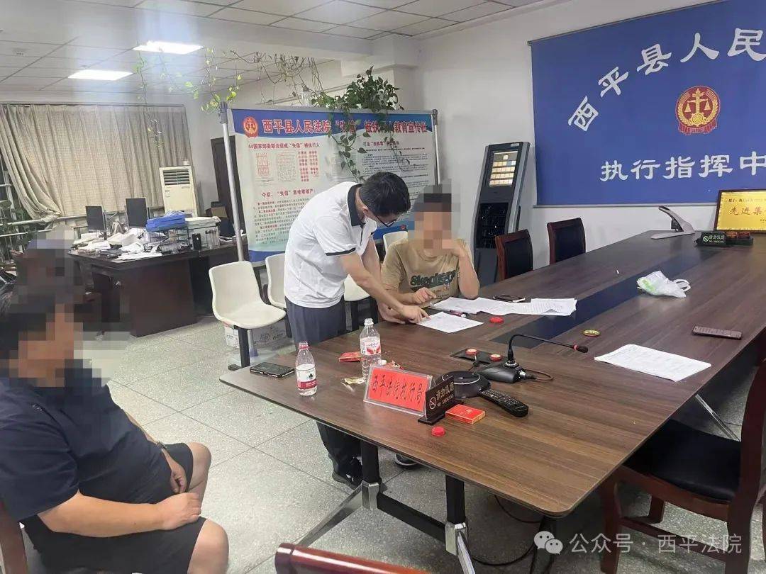 现场画面曝光!河南驻马店出动多名干警<strong></p>
<p>二道虚拟币</strong>,多人被带走!