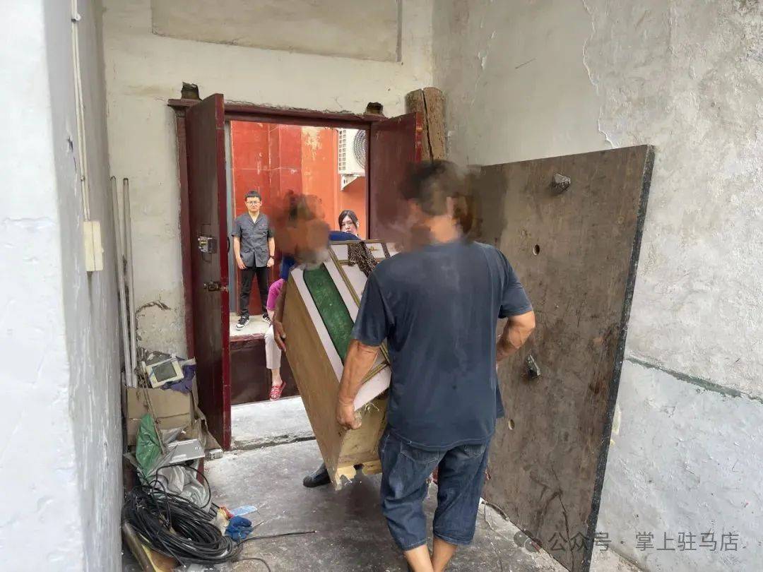 现场画面曝光!河南驻马店出动多名干警<strong></p>
<p>二道虚拟币</strong>,多人被带走!