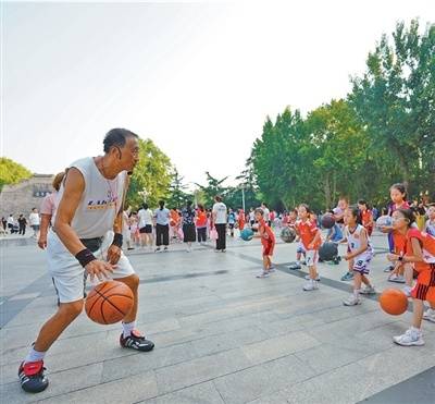 “再平凡的球场，也能承载梦想”（微光）