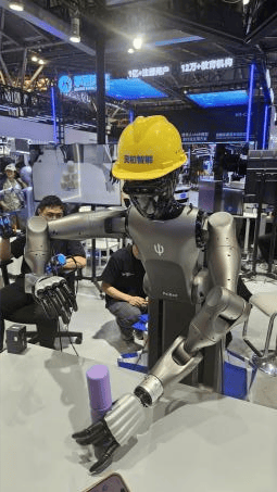 人形机器人竞技WAIC：跳街舞、康复训练、打麻将，商业化前景如何？