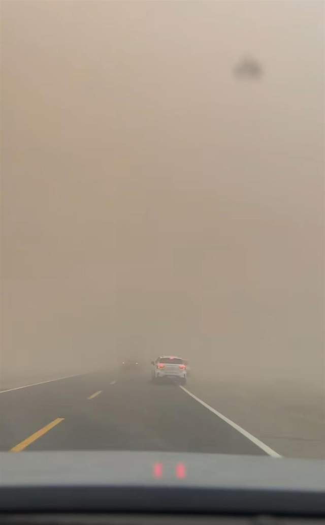 沙尘暴突袭甘肃敦煌<strong></p>
<p>河源虚拟币</strong>,游客:百米高沙墙扑向公路,像是走进了末日小说