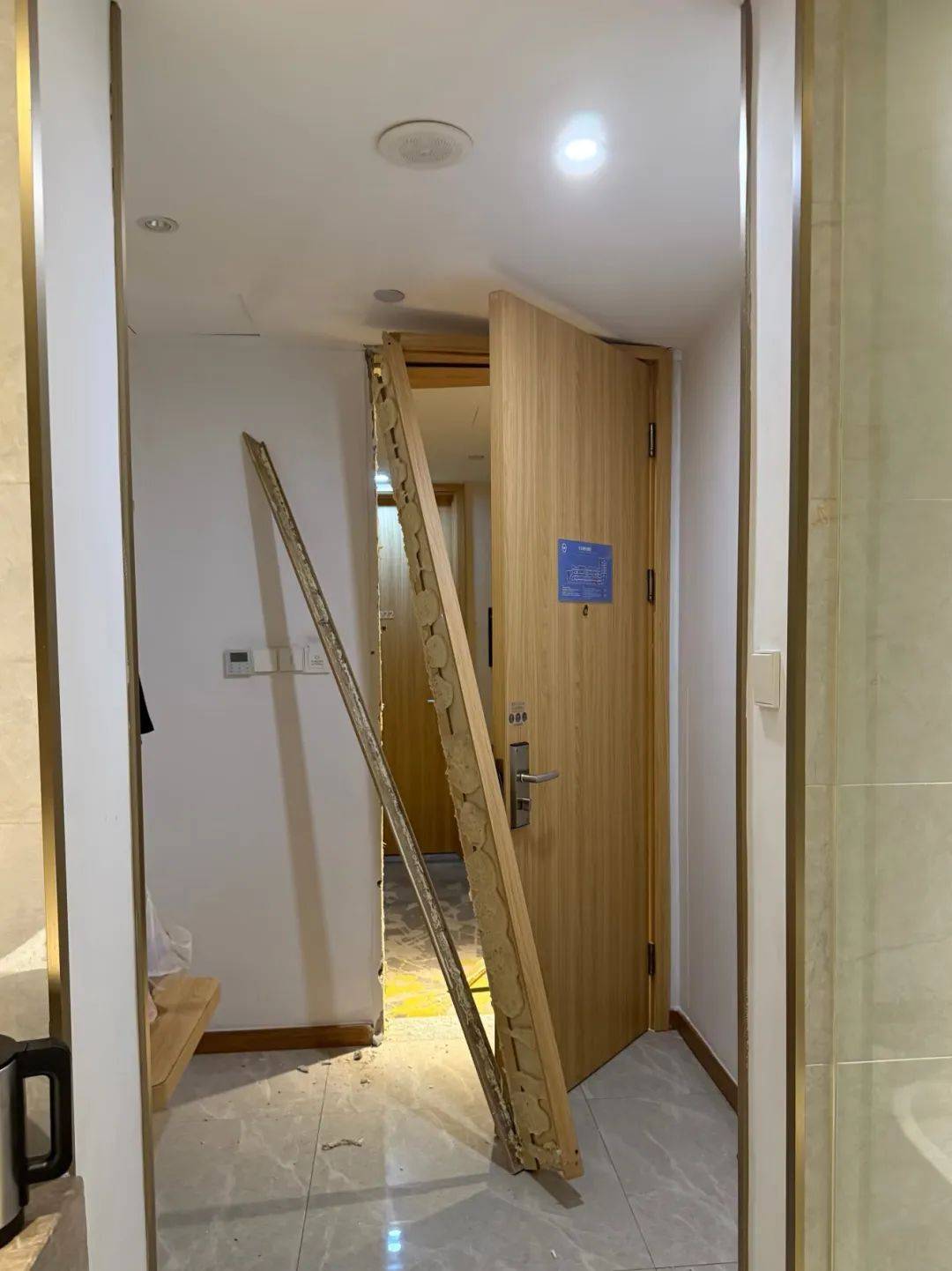 男子在杭州一酒店洗澡时被陌生人暴力闯入<strong></p>
<p>盛大虚拟币</strong>,房间大门被踢烂,踹门男子怀疑前女友正在酒店与他人开房