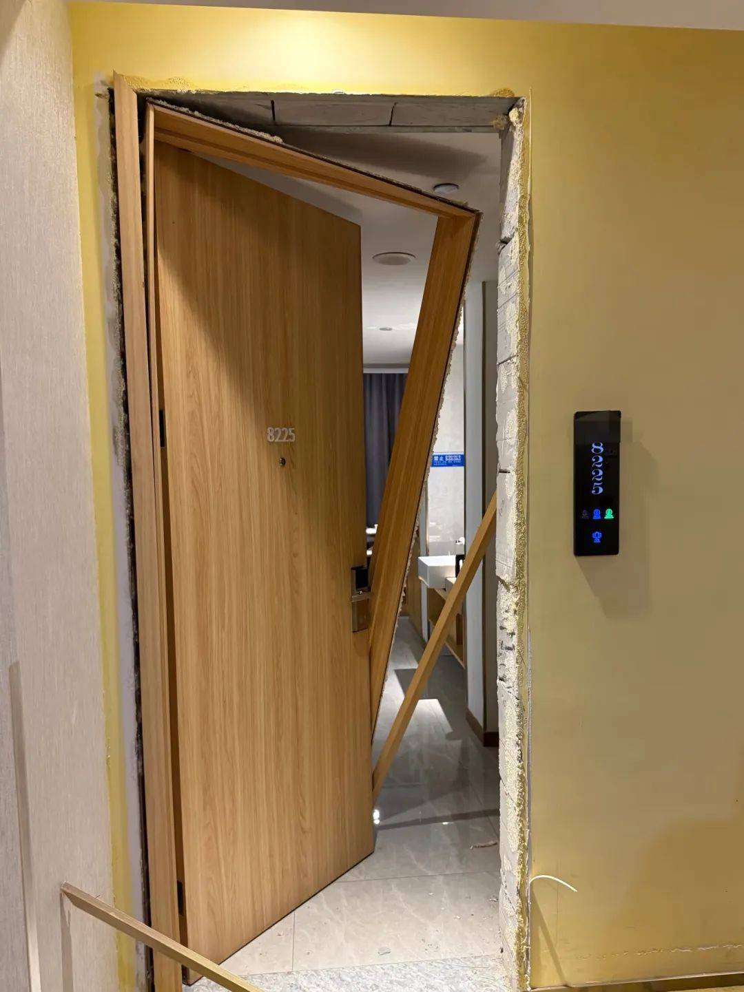 男子在杭州一酒店洗澡时被陌生人暴力闯入<strong></p>
<p>盛大虚拟币</strong>,房间大门被踢烂,踹门男子怀疑前女友正在酒店与他人开房