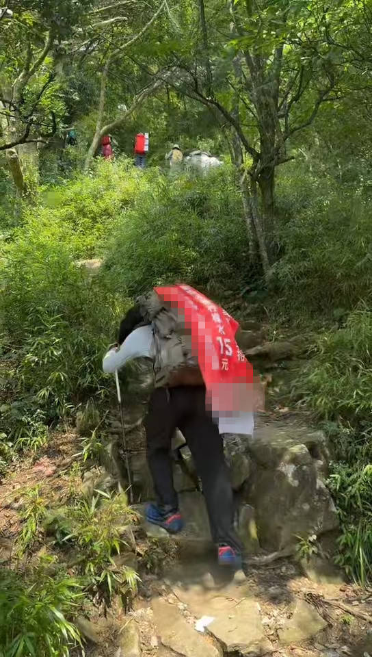 湖南一男子背40公斤蜜雪冰城上武功山售卖<strong></p>
<p>知音虚拟币</strong>,当事人:收入不多纯体验,当负重训练