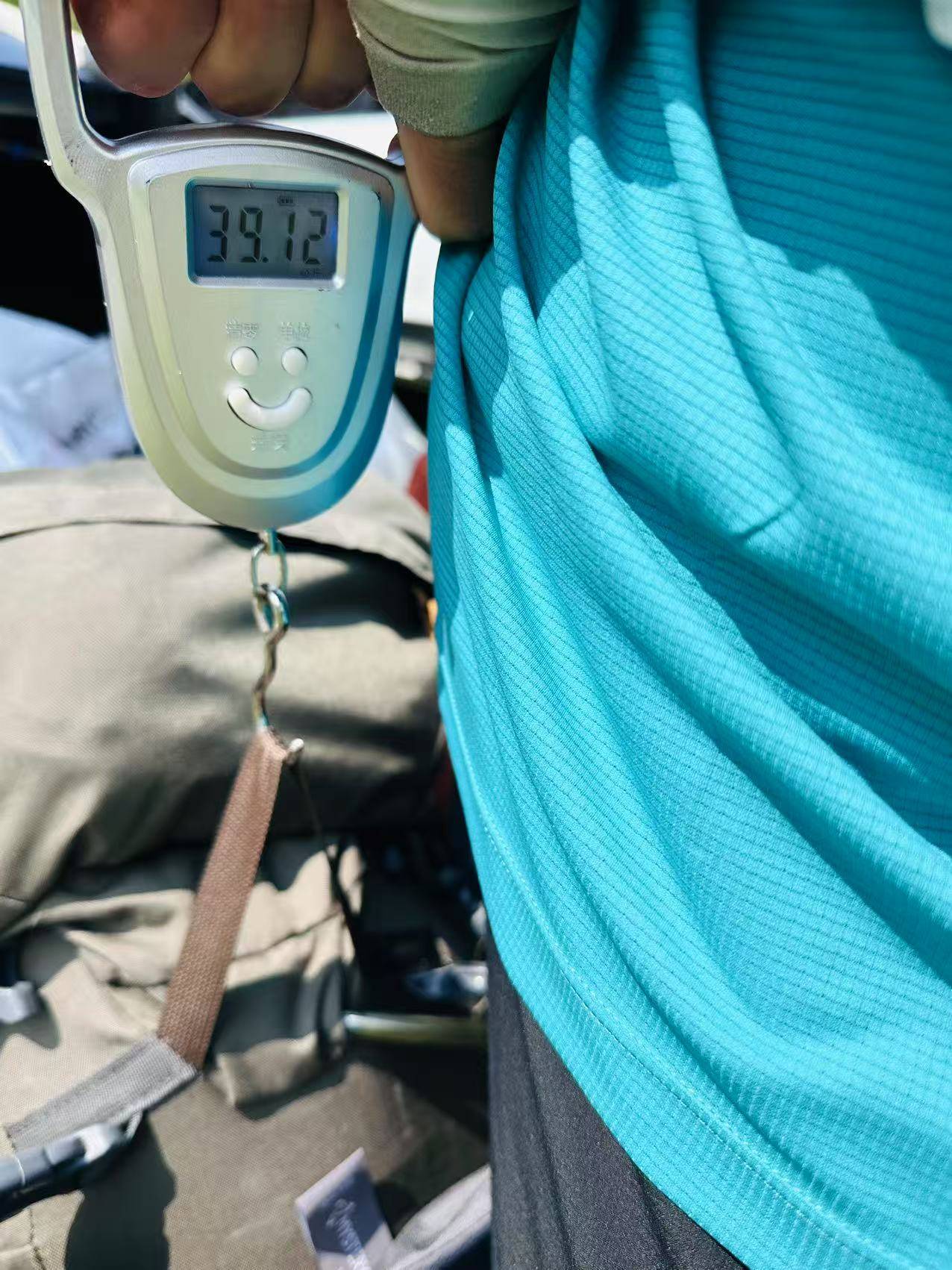 湖南一男子背40公斤蜜雪冰城上武功山售卖<strong></p>
<p>知音虚拟币</strong>,当事人:收入不多纯体验,当负重训练