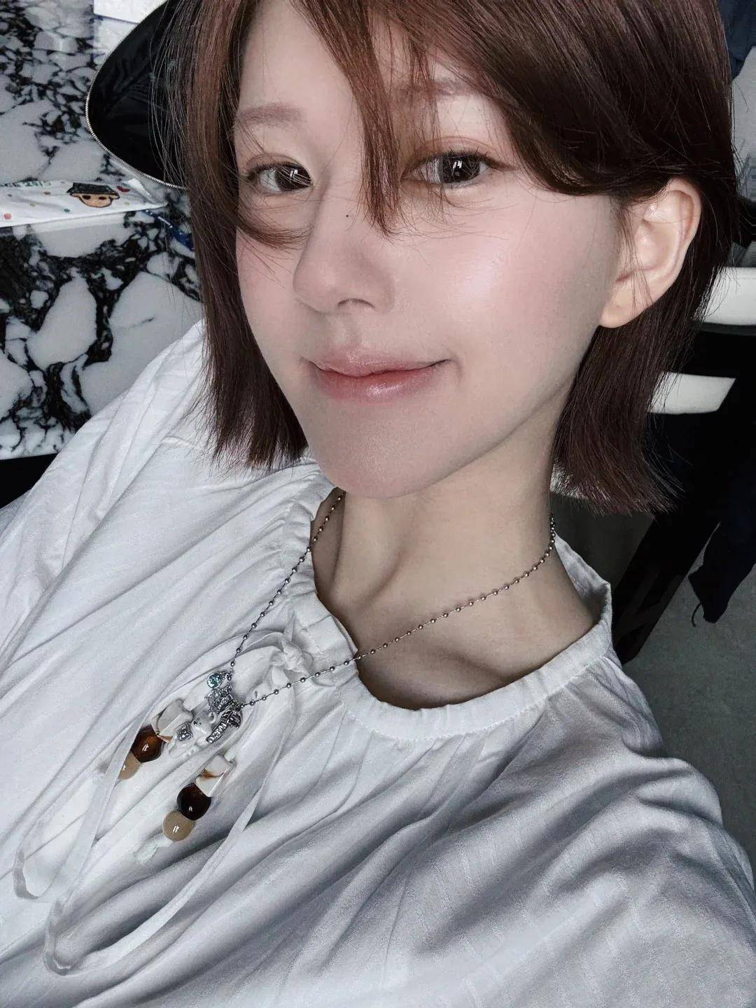 怒撕经纪公司后赵露思开启直播<strong></p>
<p>ba虚拟币</strong>，同款花卷、包包都卖爆