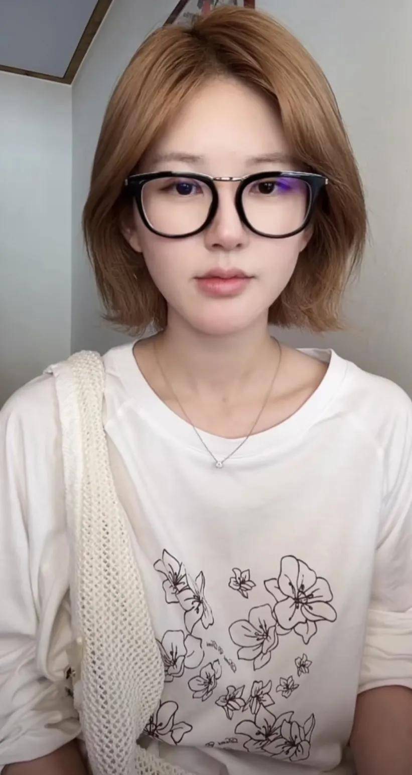 怒撕经纪公司后赵露思开启直播<strong></p>
<p>ba虚拟币</strong>，同款花卷、包包都卖爆