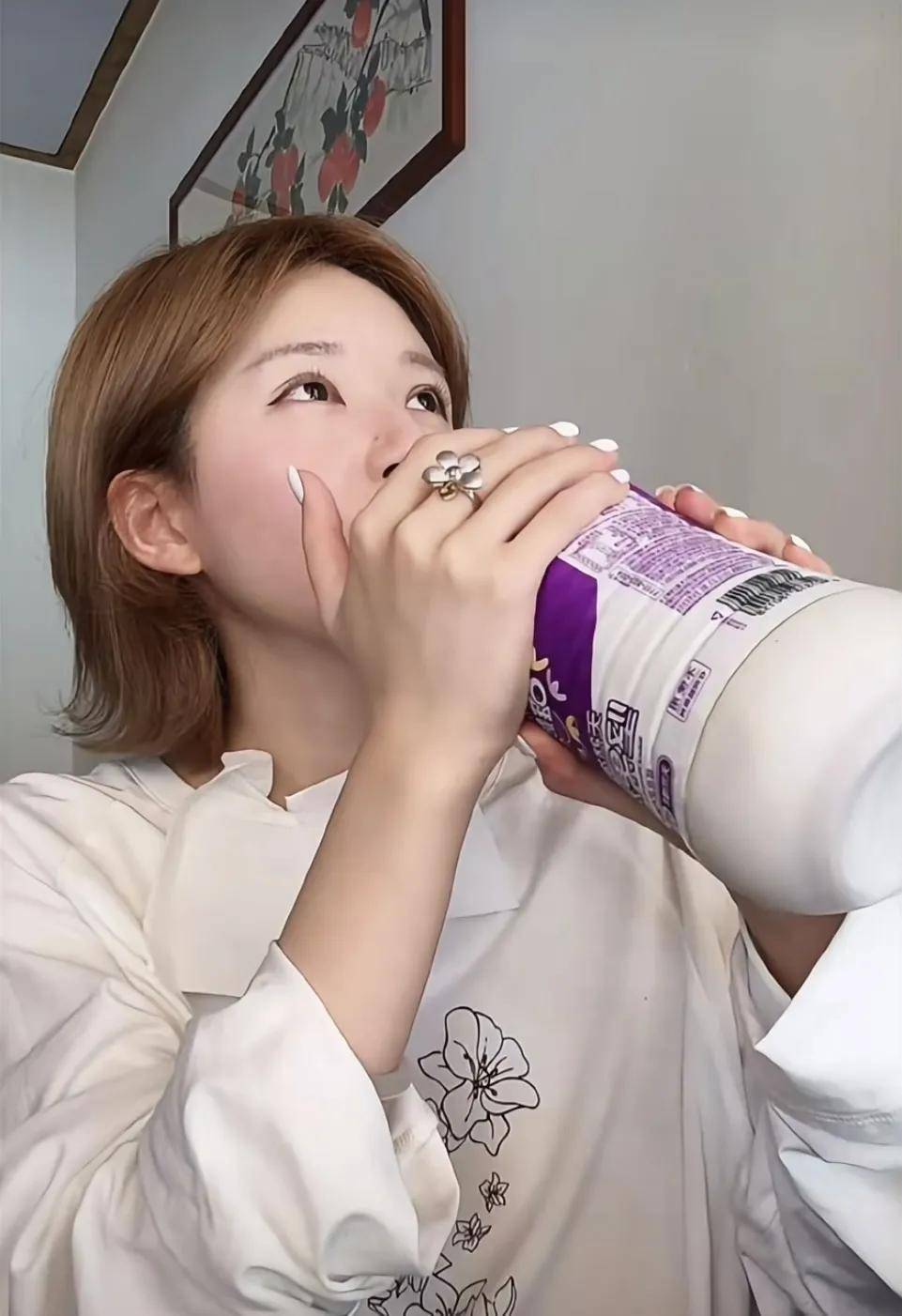 怒撕经纪公司后赵露思开启直播<strong></p>
<p>ba虚拟币</strong>，同款花卷、包包都卖爆